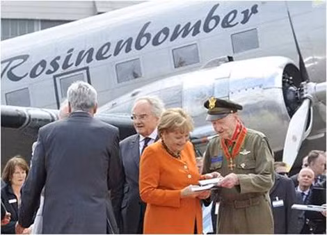 Halvorsen và Thủ Tướng Đức Merkel tại Tempelhof năm 2008.