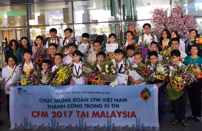 Sở GD&ĐT Hà Nội đón đoàn học sinh chiến thắng trở về.
