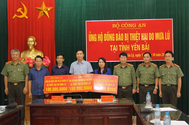 Thứ trưởng Bùi Văn Nam trao tặng các huyện Trạm Tấu, Văn Chấn và thị xã Nghĩa Lộ mỗi huyện 100 triệu đồng.