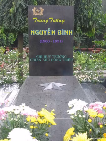Mộ liệt sĩ Trung tướng Nguyễn Bình tại Nghĩa trang liệt sĩ TP HCM. Mộ liệt sĩ Trung tướng Nguyễn Bình tại Nghĩa trang liệt sĩ TP HCM.