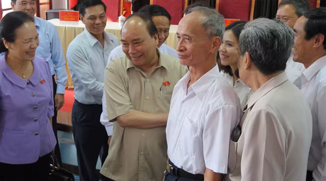 Thủ tướng thân mật cùng với cử tri thành phố Hải Phòng.
