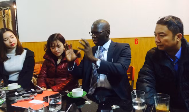 Ông Ousmane Dione trong buổi trao đổi với một số phóng viên trong nước.