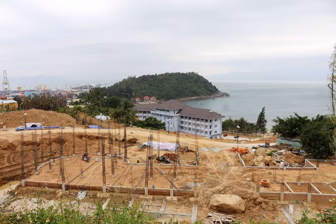 Một góc bán đảo Sơn Trà bị đào xới, thi công biệt thự trái phép.