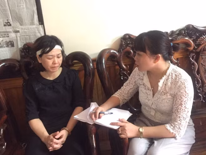 Phóng viên Báo CAND chia sẻ nỗi mất mát với gia đình Trung tá Trần Tuấn Dung.