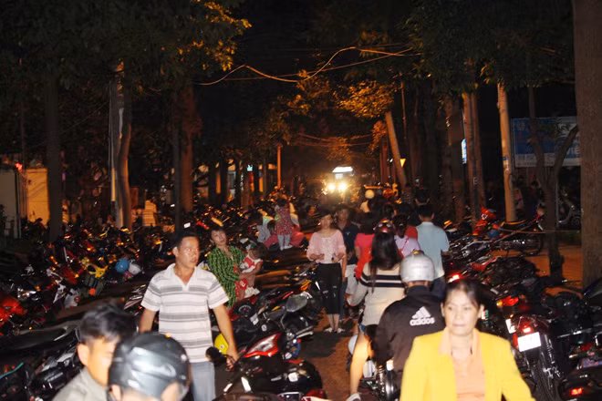 Tối mùng 3 tết, một đoạn đường Lý Thường Kiện phải “chặn” đứng dùng làm bãi giữ xe cho khách vào công viên hoa tham quan.
