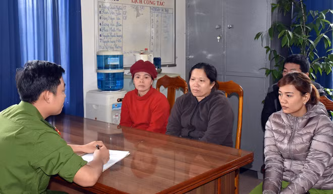 Cơ quan Công an làm việc với các đối tượng ghi số đề tại huyện Núi Thành.
