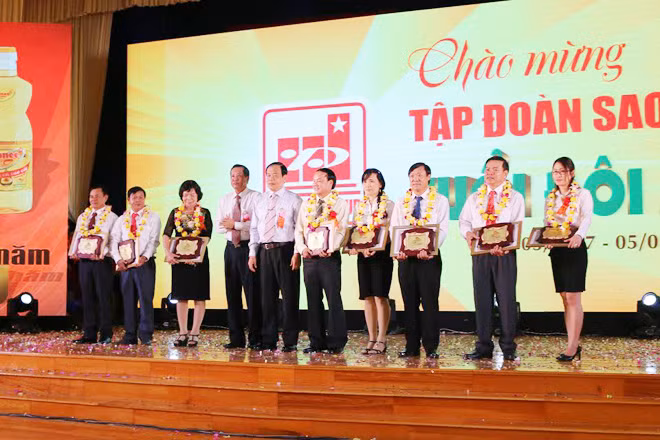 Ông Vương Bình Thạnh, Chủ tịch UBND tỉnh An Giang trao bằng khen cho các sáng lập viên Tập đoàn Sao Mai nhân sự kiện “Chào mừng tuổi đôi mươi”.