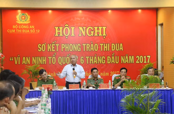 Đồng chí Đào Công Thiên, Phó chủ tịch , Trưởng ban chỉ đạo PCCC Và CNCH tỉnh Khánh Hòa phát biểu tại hội nghị.