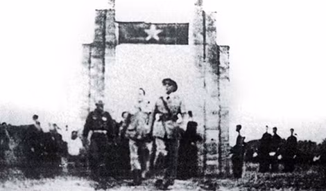 Trung tướng Nguyễn Bình trong một lần thị sát ở Đồng Tháp (tháng 7-1948). Trung tướng Nguyễn Bình trong một lần thị sát ở Đồng Tháp (tháng 7-1948).