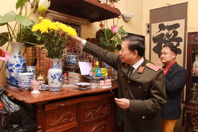 Bộ trưởng Tô Lâm thắp hương tưởng nhớ Cố Giám đốc Nha Công an Trung ương Lê Giản.