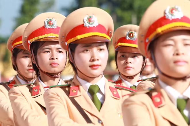 Nữ sinh Học viện Cảnh sát nhân dân rạng ngời trong ngày khai giảng.
