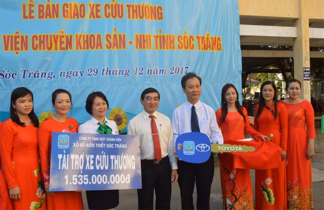 Lãnh đạo Công ty XSKT Sóc Trăng, tặng xe cứu thương cho Bệnh viện Sản – Nhi Sóc Trăng.