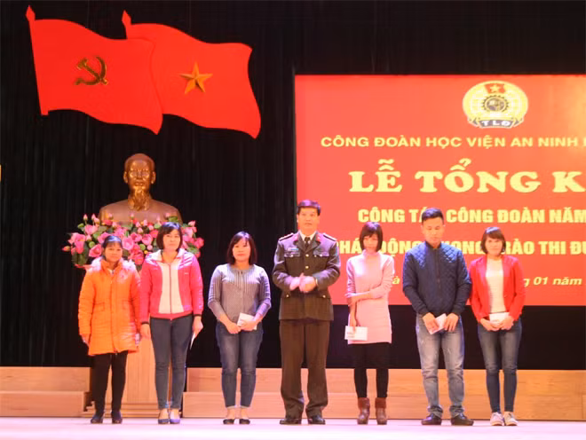 Chủ tịch Công đoàn Học viện ANND tặng quà cho các đoàn viên có hoàn cảnh khó khăn.