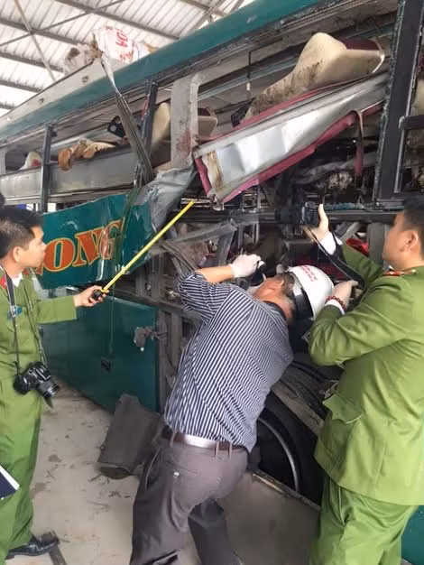Lực lượng chức năng thực hiện khám nghiệm.