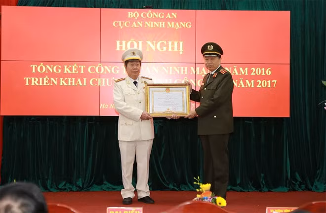 Thừa ủy quyền của Chủ tịch nước, Bộ trưởng Tô Lâm tặng Huân chương Quân công hạng Ba cho đồng chí Trần Quang Hưng, Cục phó Cục an ninh mạng.