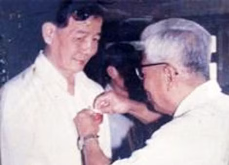 Cố Chủ tịch HĐBT Phạm Hùng trao huân chương cho đồng chí Huỳnh Việt Thắng. Cố Chủ tịch HĐBT Phạm Hùng trao huân chương cho đồng chí Huỳnh Việt Thắng.