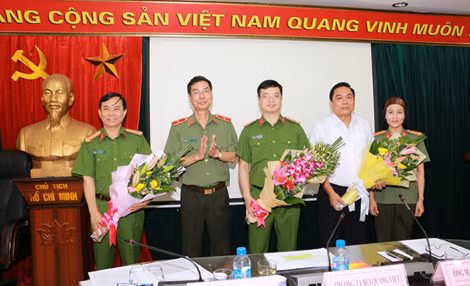 Ban biên tập Báo CAND tặng hoa các khách mời buổi tọa đàm.