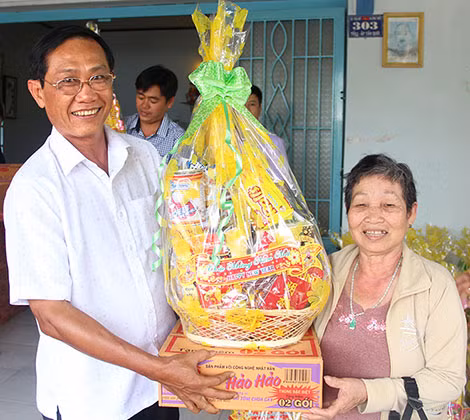 Thiếu tướng Bùi Bé Tư tặng quà gia đình chính sách xã Tấn Mỹ, huyện Chợ Mới. Thiếu tướng Bùi Bé Tư tặng quà gia đình chính sách xã Tấn Mỹ, huyện Chợ Mới.