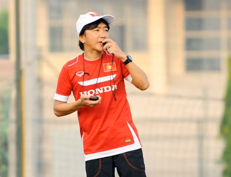 Ông Miura đang tỏ ra cầu thị. Ảnh: H.M.