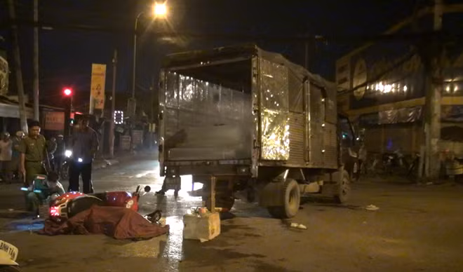 Nam thanh niên bị trượt tay lái té ngã và va vào xe tải này tử vong tại chỗ.