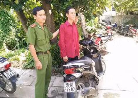 Đối tượng Triều cùng tang vật.