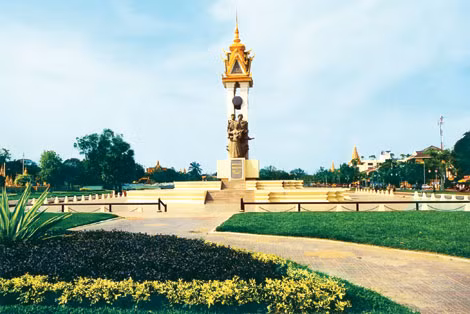 Đài tưởng niệm quân tình nguyện Việt Nam - Phnôm Pênh. Ảnh: Trần Mạnh Thường.