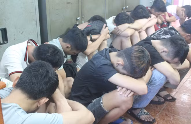 Các dối tượng dương tính với ma túy bị đưa về trụ sở công an.