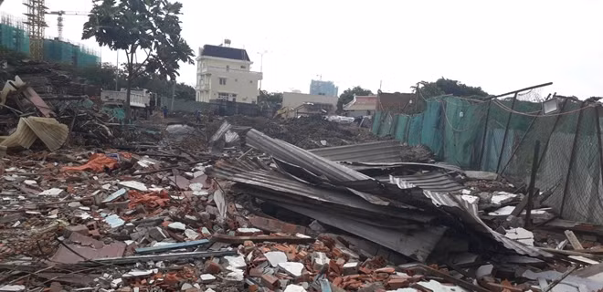 Căn nhà của ông Hưng, bà Nga đã bị phá nát.
