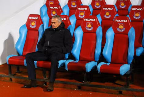 Mourinho thất thần sau thất bại 1-2 trước West Ham tối thứ bảy.