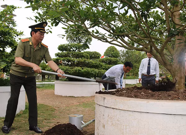 Đại tướng Trần Đại Quang, Ủy viên Bộ Chính trị, Bộ trưởng Bộ Công an, trồng cây lưu niệm tại Khu di tích Cụ Phó bảng Nguyễn Sinh Sắc.
