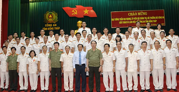 Đại tướng Trần Đại Quang, Ủy viên Bộ Chính trị, Bộ trưởng Bộ Công an, cùng lãnh đạo UBND tỉnh và CBCS Công an tỉnh Đồng Tháp.