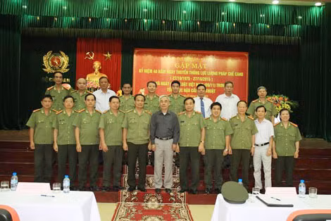 Thiếu tướng Nguyễn Văn Chuyên, Phó Tổng cục trưởng Tổng cục HC-KT với đại biểu và cán bộ làm công tác pháp chế Tổng cục HC-KT qua các thời kỳ. Thiếu tướng Nguyễn Văn Chuyên, Phó Tổng cục trưởng Tổng cục HC-KT với đại biểu và cán bộ làm công tác pháp chế Tổng cục HC-KT qua các thời kỳ.
