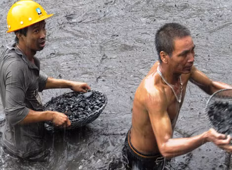 Thành quả sau một lần lặn sâu là rổ than đá lẫn bùn đất. Tuy nhiên, người vớt than phải đối mặt với nhiều hiểm nguy, như nước chảy xiết có thể cuốn trôi người; dẫm phải bơm kim tiêm, mảnh sành dưới lòng suối... Thành quả sau một lần lặn sâu là rổ than đá lẫn bùn đất. Tuy nhiên, người vớt than phải đối mặt với nhiều hiểm nguy, như nước chảy xiết có thể cuốn trôi người; dẫm phải bơm kim tiêm, mảnh sành dưới lòng suối...