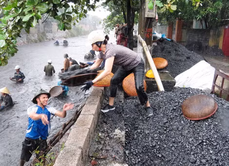 Đồi núi ngậm nước nhiều ngày nên lũ quét, sạt lở đất nguy cơ xảy ra rất cao. Toàn tỉnh đang gồng mình khắc phục hậu quả trận mưa lũ được đánh giá là lớn nhất trong 40 năm qua. Đồi núi ngậm nước nhiều ngày nên lũ quét, sạt lở đất nguy cơ xảy ra rất cao. Toàn tỉnh đang gồng mình khắc phục hậu quả trận mưa lũ được đánh giá là lớn nhất trong 40 năm qua.