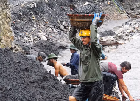Trong hai ngày 27-28/7, hàng nghìn tấn than đã được người dân thu gom. Hiện tại, Quảng Ninh còn mưa nhỏ, lũ bắt đầu rút. Tuy nhiên, theo dự báo hai ngày tới địa phương này vẫn còn khả năng mưa to. Trong hai ngày 27-28/7, hàng nghìn tấn than đã được người dân thu gom. Hiện tại, Quảng Ninh còn mưa nhỏ, lũ bắt đầu rút. Tuy nhiên, theo dự báo hai ngày tới địa phương này vẫn còn khả năng mưa to.