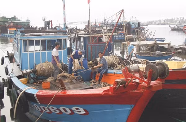 Ngư dân huyện Núi Thành, Quảng Nam, đang chuẩn bị lương thực, ngư lưới cụ để vươn khơi, bám biển Hoàng Sa.