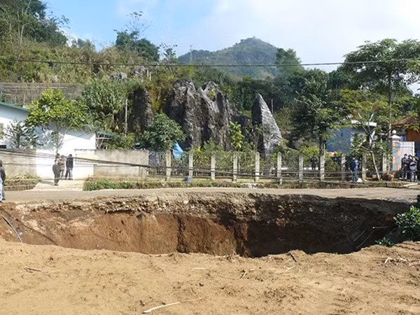Hiện trường hiện tượng sụt lún xảy ra trở lại tại tổ 10 thị trấn Bằng Lũng, huyện Chợ Đồn.
