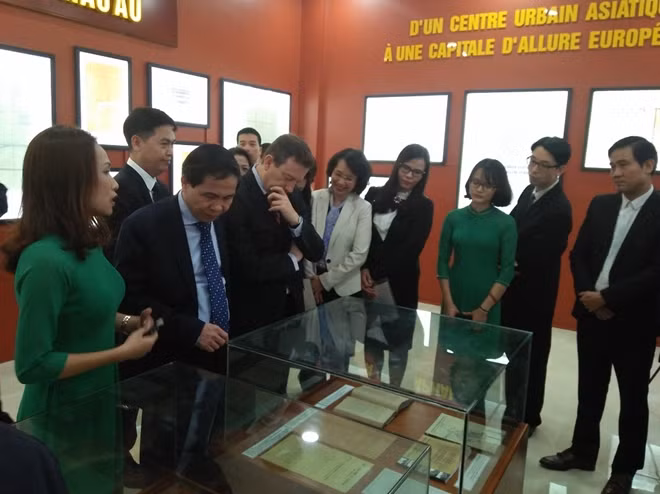 Đại biểu 2 nước Việt Nam và Pháp tham quan triển lãm