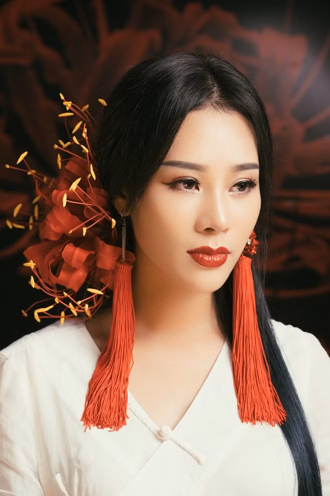 Hoa Trần trong MV "Bỉ ngạn đỏ"