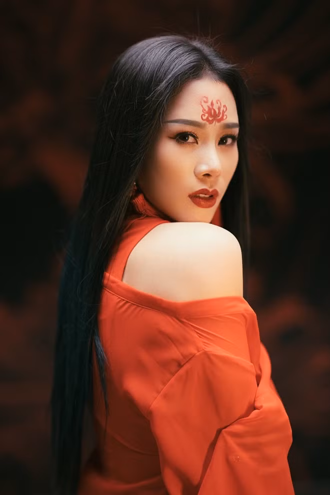 Vẻ đẹp pha chút ma mị của Hoa Trần trong MV