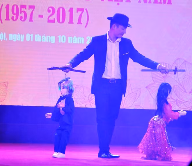 Biểu diễn rối cạn trên sân khấu Nhà hát Lớn Hà Nội