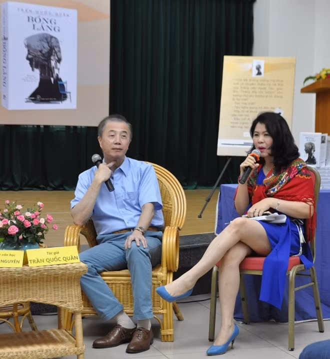 Tác giả giao lưu cùng nhà văn Như Bình - Trưởng ban Văn nghệ Công an, báo Công an Nhân dân trong ngày ra mắt sách tại Hà Nội