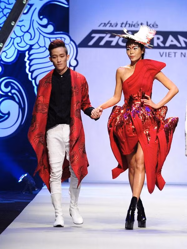 Nguyễn Tiến Truyển và một trong số các mẫu thiết kế năm 2015 Nguyễn Tiến Truyển và một trong số các mẫu thiết kế năm 2015