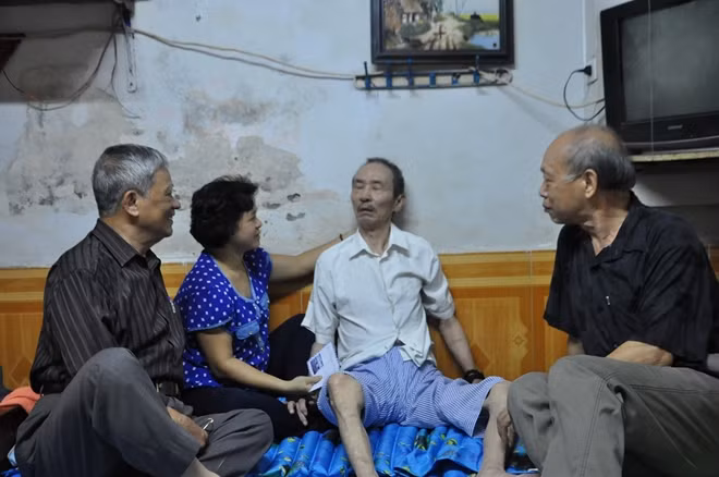 Dù sức khỏe yếu, ông Trần Quang Dật vẫn nhắc rất chính xác tên của nhiều đồng đội đã cùng ông "vào sinh ra tử"