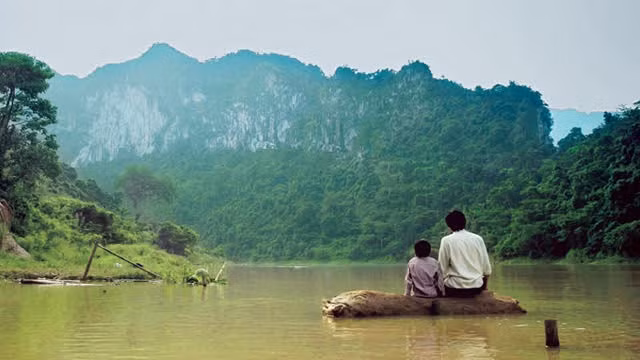 Cảnh phim "Cha cõng con"