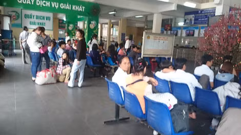 Chiều mùng 8 Tết vẫn còn rất nhiều hành khách vạ vật tại bến xe Giáp Bát chờ khởi hành vào các tỉnh phía Nam.