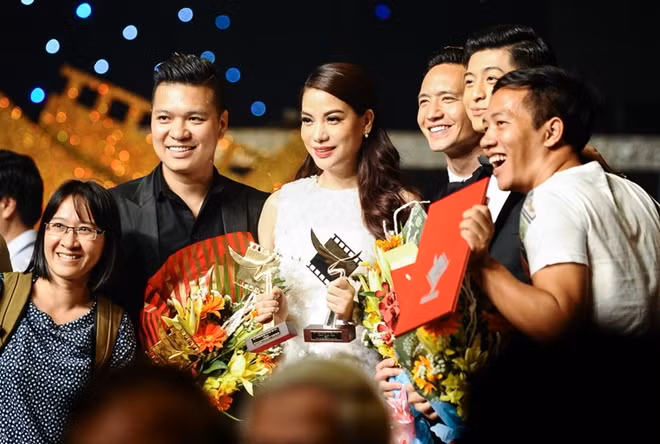 Xuất hiện nổi bật trên thảm đỏ, diễn viên Trương Ngọc Ánh và Ngọc Thanh Tâm gây chú ý bởi ngoại hình xinh đẹp, quyến rũ khi mặc những bộ trang phục dạ hội được thiết kế sang trọng và ấn tượng. Ngoài sự xuất hiện của Trương Ngọc Ánh, Ngọc Thanh Tâm, sự kiện thảm đỏ còn có sự góp mặt của ca sĩ Đàm Vĩnh Hưng, diễn viên Trần Bảo Sơn, Mai Thu Huyền, Kim Lý…