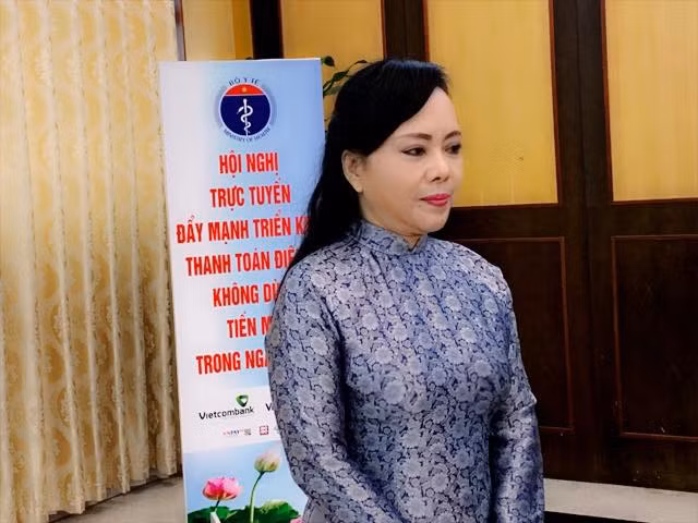 Bộ trưởng Bộ Y tế Nguyễn Thị Kim Tiến trao đổi với phóng viên