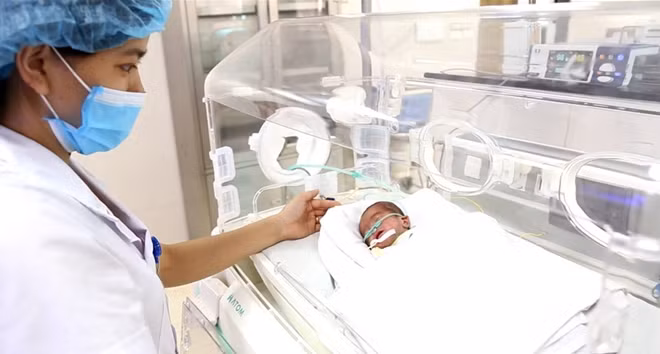 Các bác sĩ của Trung tâm Sản Nhi, BV Đa khoa Phú Thọ đã cứu được cháu bé chỉ nặng có 900g