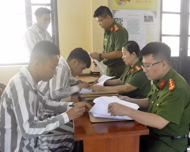 Cán bộ Trại tạm giam Quảng ninh làm thủ tục giảm án cho phạm nhân